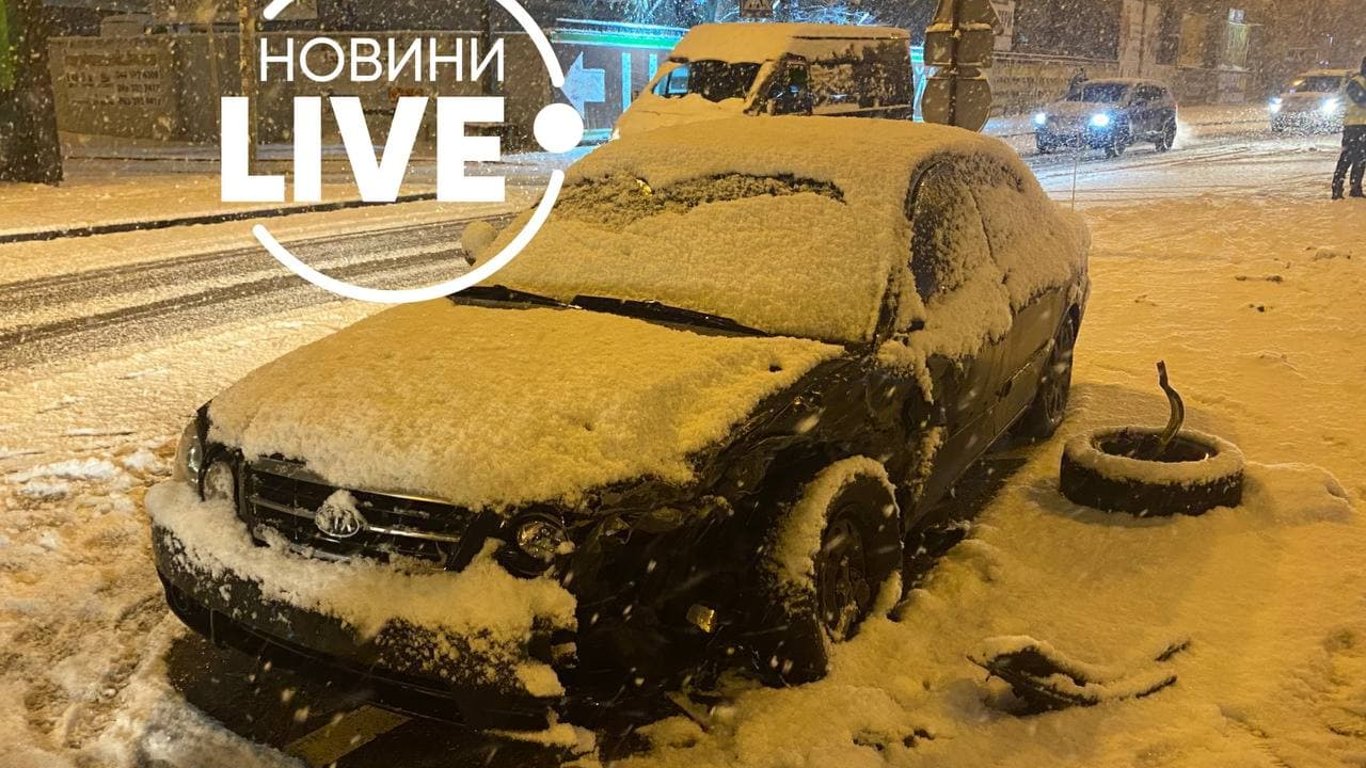 ДТП в Киеве - в столице лоб в лоб столкнулись авто - что известно о пострадавших - фото
