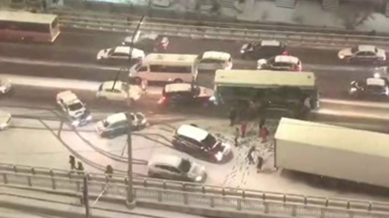 Автомобили сносит с Шулявского моста - Новости Киева