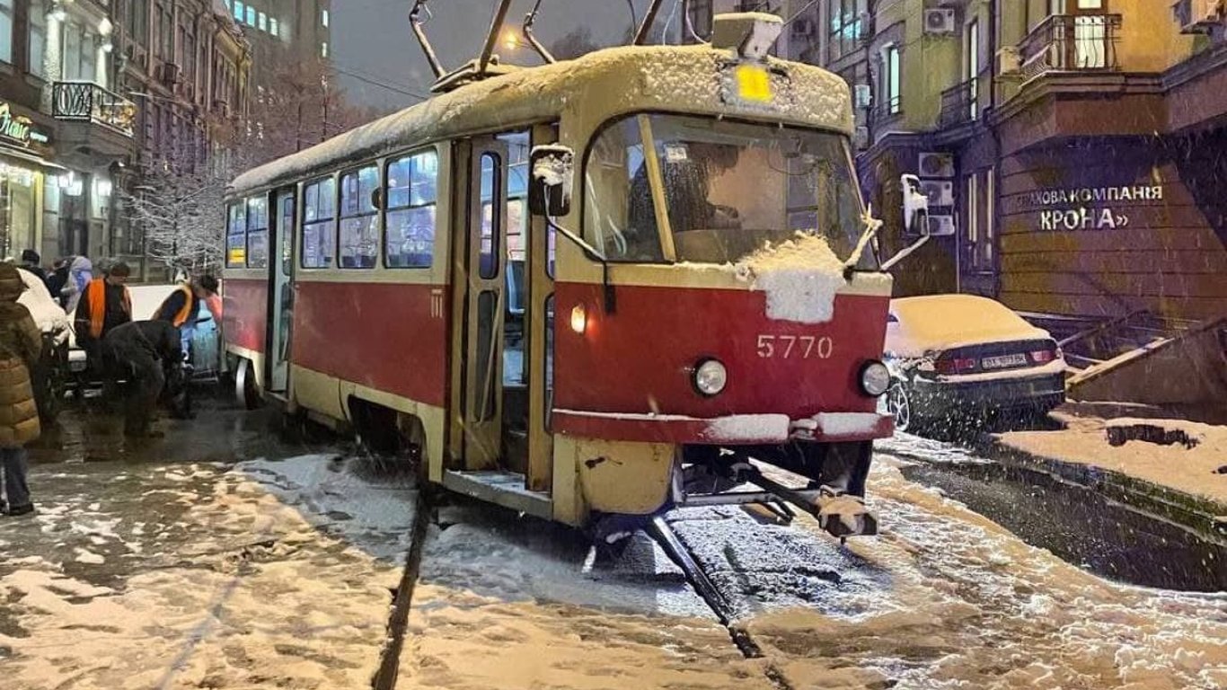 Трамвай на скорости сошел с рельсов на Подоле - Новости Киева