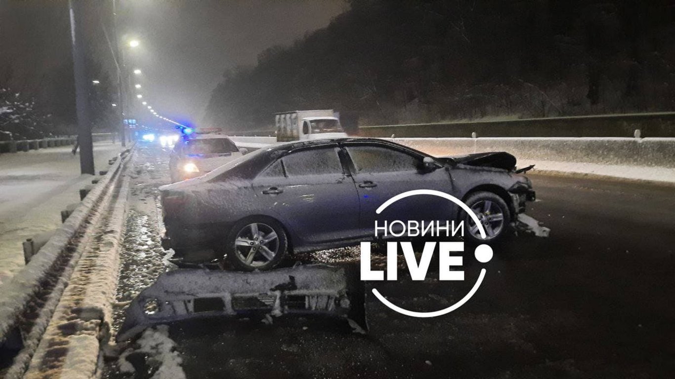ДТП в Киеве - в центре столкнулись два авто - фото