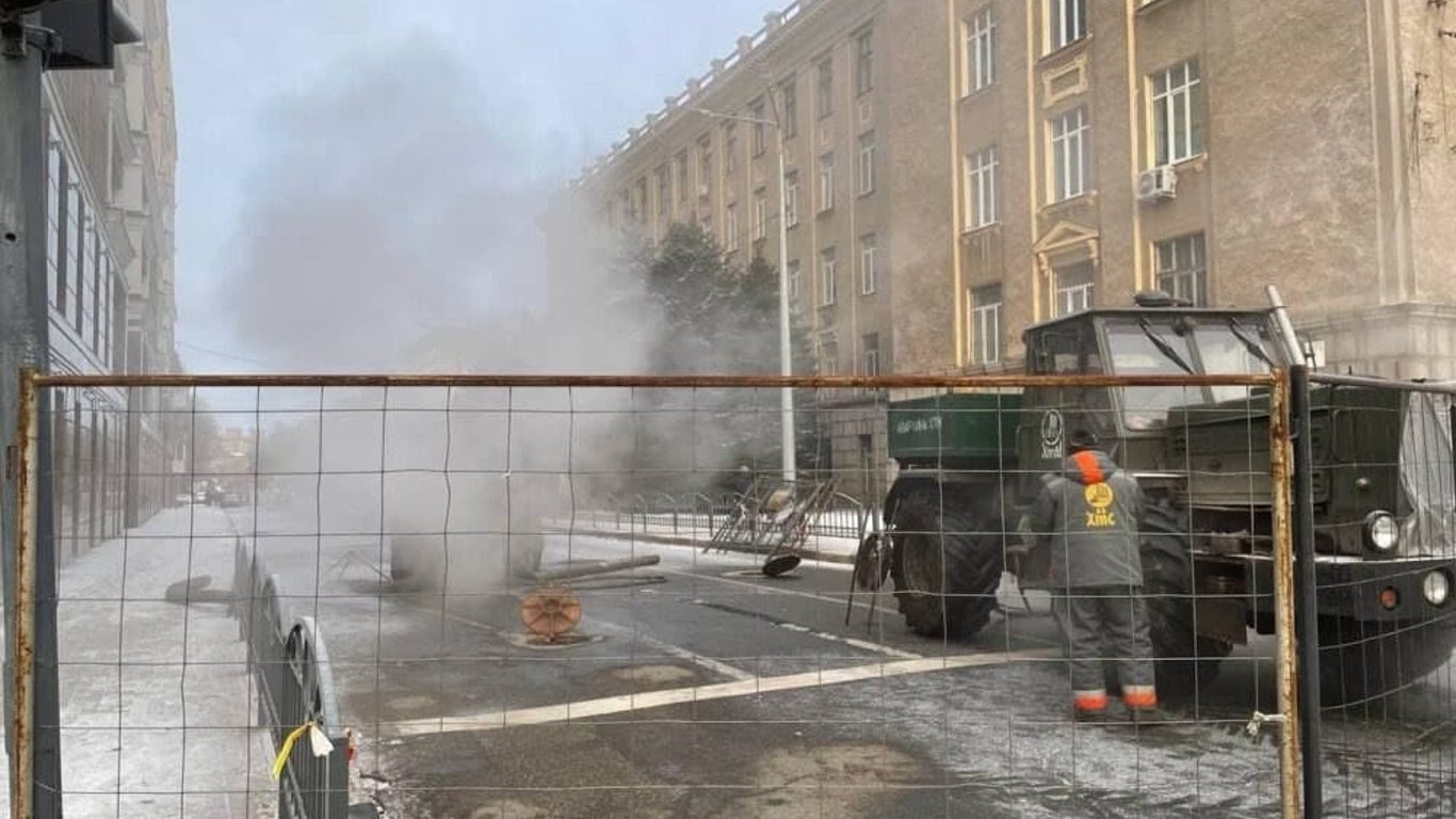 Прорыв трубы на теплотрассе в Харькове