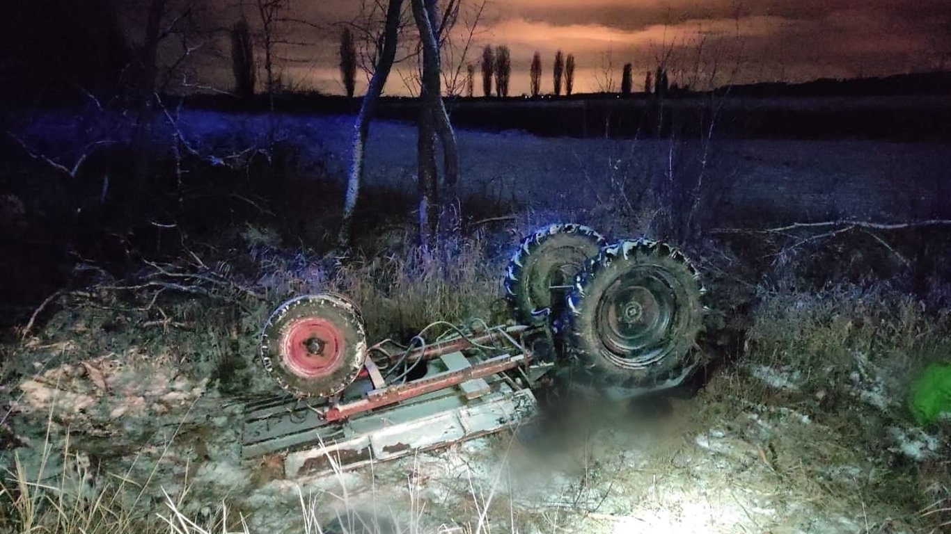 ЧП под Киевом - трактор влетел в кювет