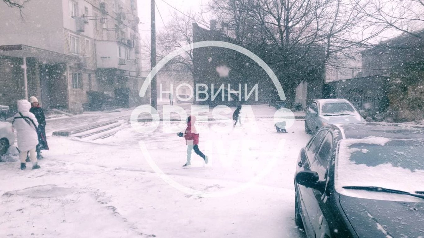 Одессу немного замело-в городе выпал снег. Видео