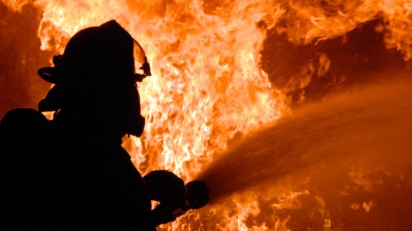 Пожар в Киеве - из-за новогодней гирлянды загорелась квартира в многоэтаажке