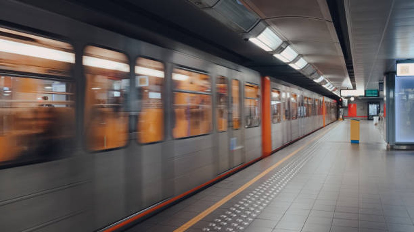 У Харкові хуліган зірвав рух потягу в метро