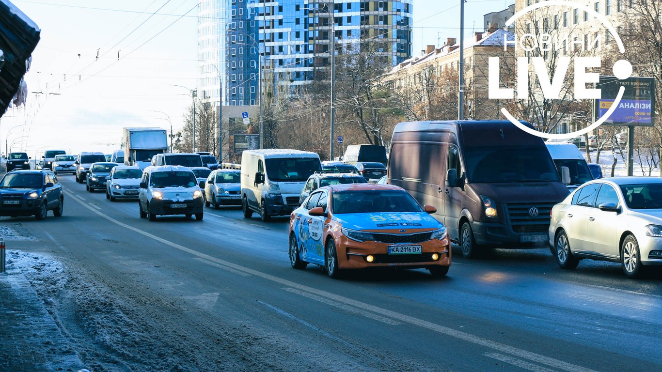 Снегопад в Киеве - в городе пробки, ДТП - фоторепортаж