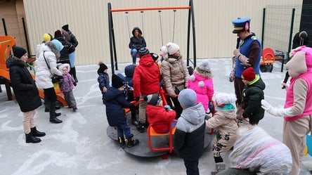 В Одессе на благотворительные средства судей открыли детскую площадку возле суда. Фото - 285x160