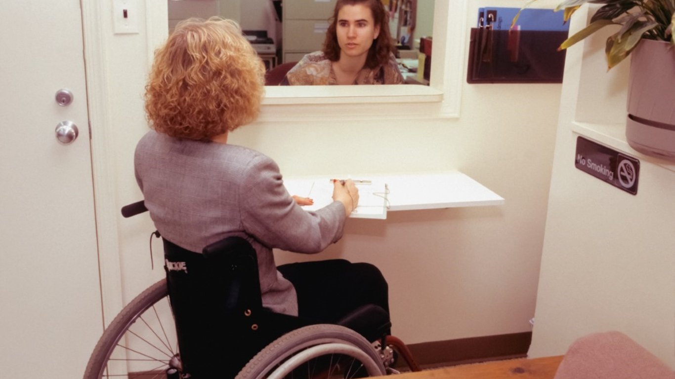 Люди с инвалидностью смогут получить сопровождение в больницах Киева