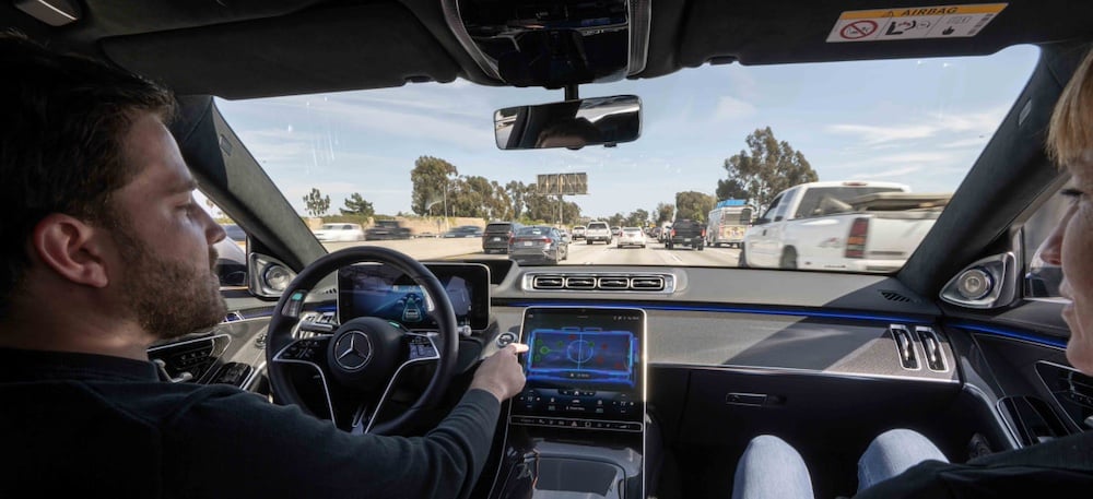 Новый уровень – теперь за рулем Mercedes можно смотреть кино - фото 1