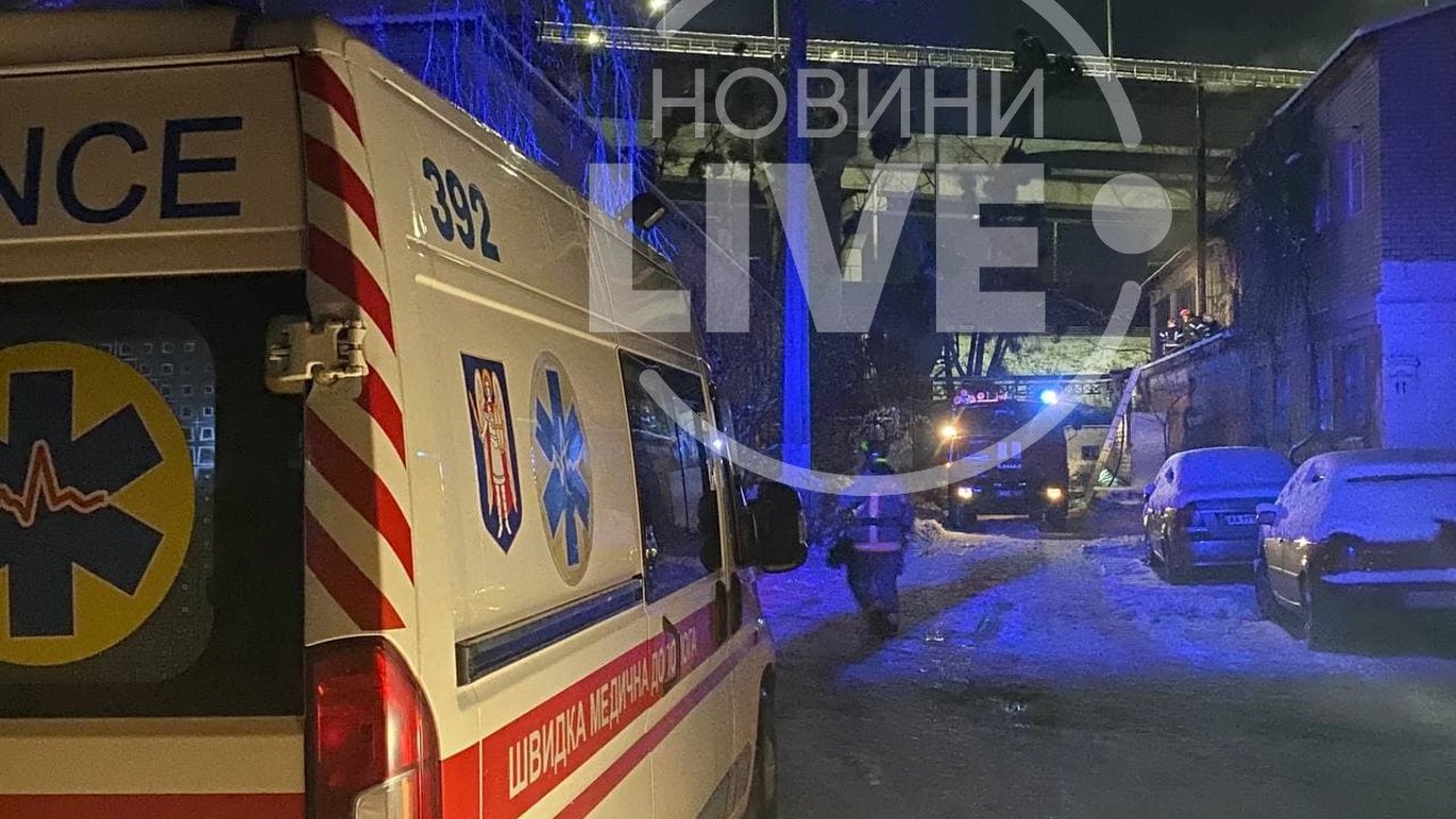 Пожар на Выдубичах - вспыхнул спортзал с детьми - Новости Киева