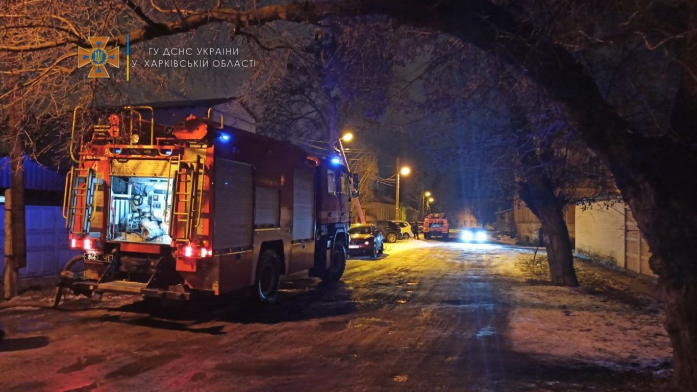 В Харькове спасатели потушили три горящих дома в частном секторе