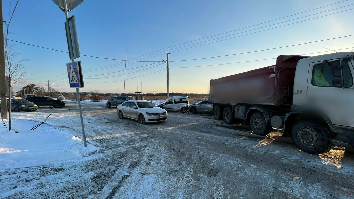 Масова ДТП під Києвом - вантажівку підрізали і вона знесла ще три авто