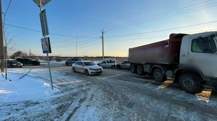 Массовое ДТП под Киевом: грузовик "подрезали" и он снес еще три авто - 285x160