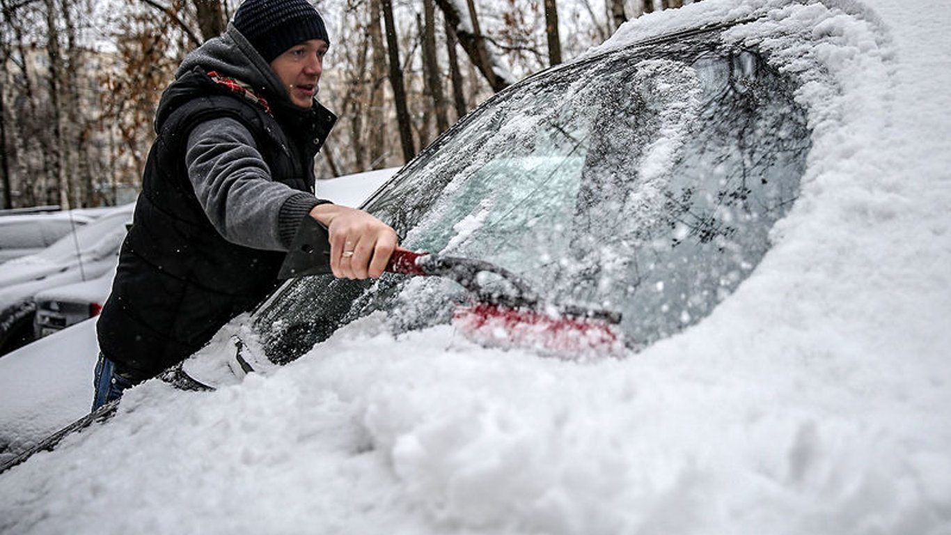 Водителя обокрали в центре Киева, пока он чистил авто