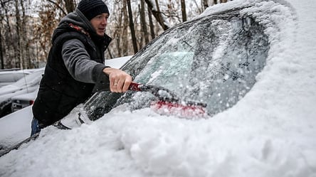 Хватило пары минут: водителя обокрали в центре Киева, пока он чистил авто. Фото - 285x160