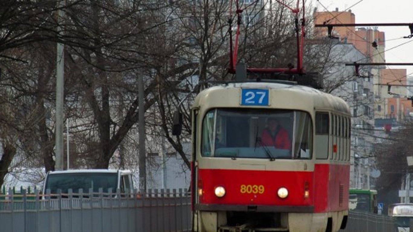 У Харкові трамвай збив автомобіль і заблокував рух