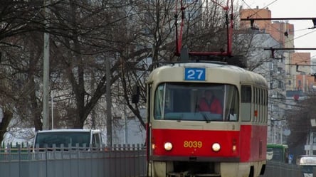 У Харкові трамвай збив автомобіль і заблокував рух - 285x160