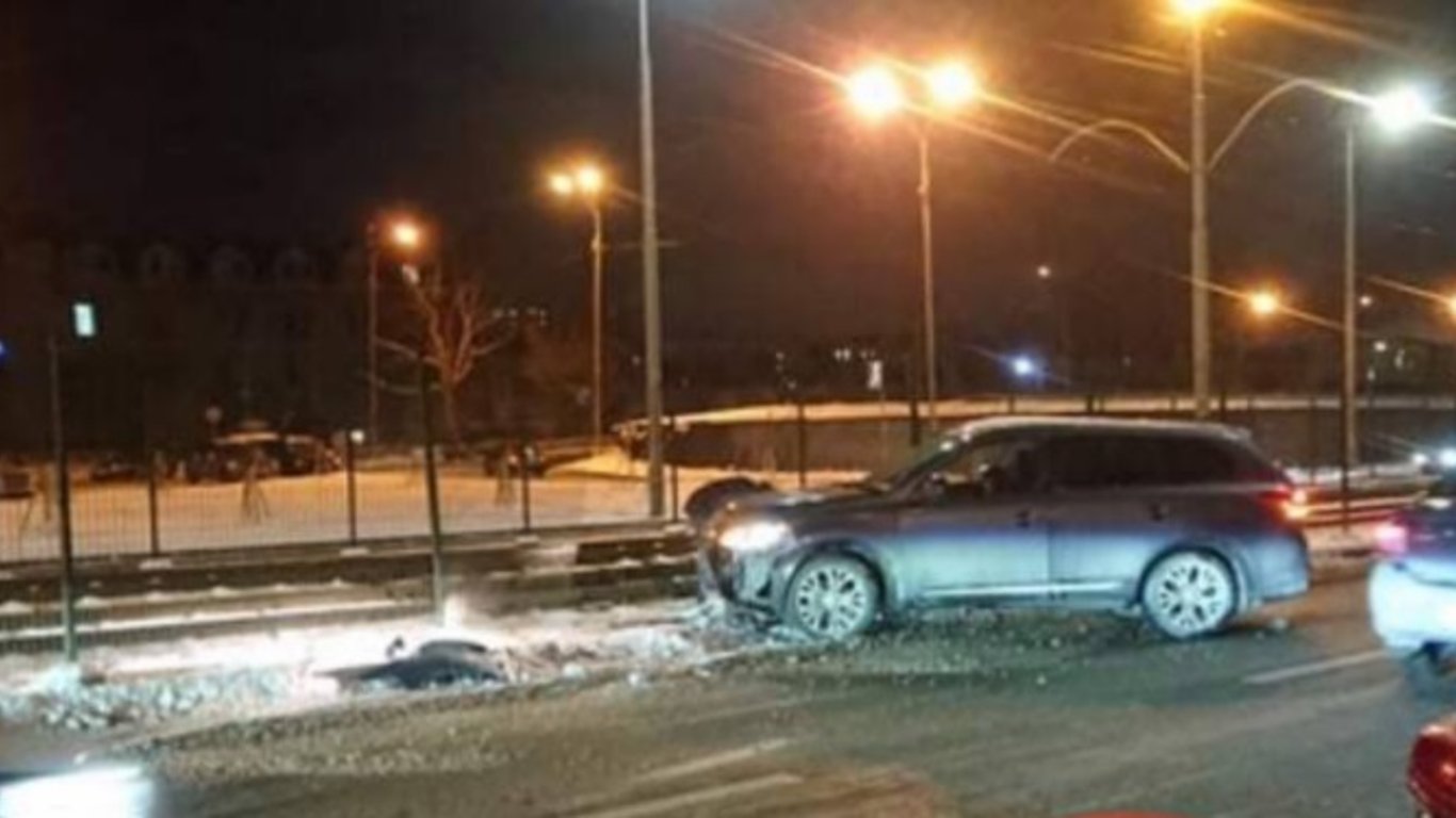 Автомобиль вынесло на трамвайные пути в центре Киева