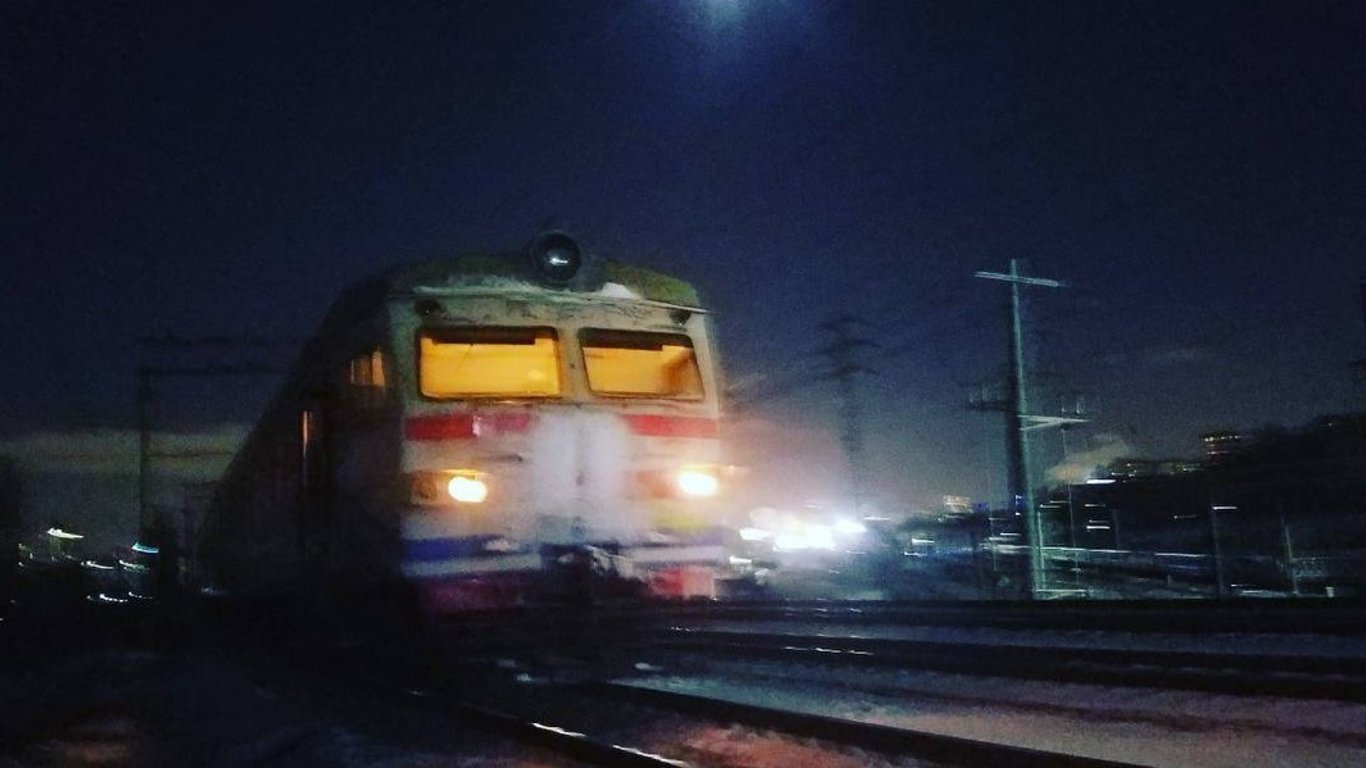 НП у Києві - потяг міськелектрички на смерть збив людину - фото