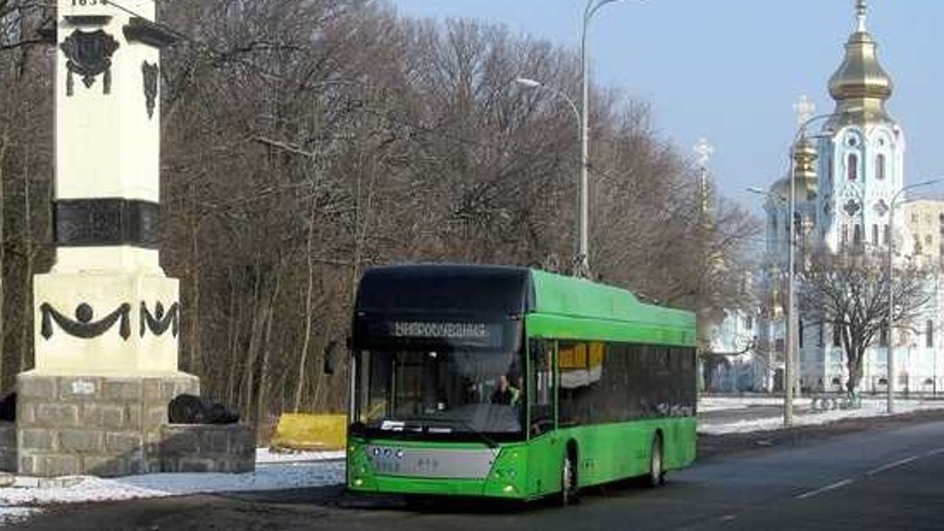 В Харькове водитель троллейбуса за рулем постоянно отвлекалась на свой Instagram