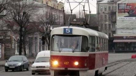 Пробив огорожу і вилетів на дорогу: у Харкові трамвай зійшов з рейок. Фото - 285x160
