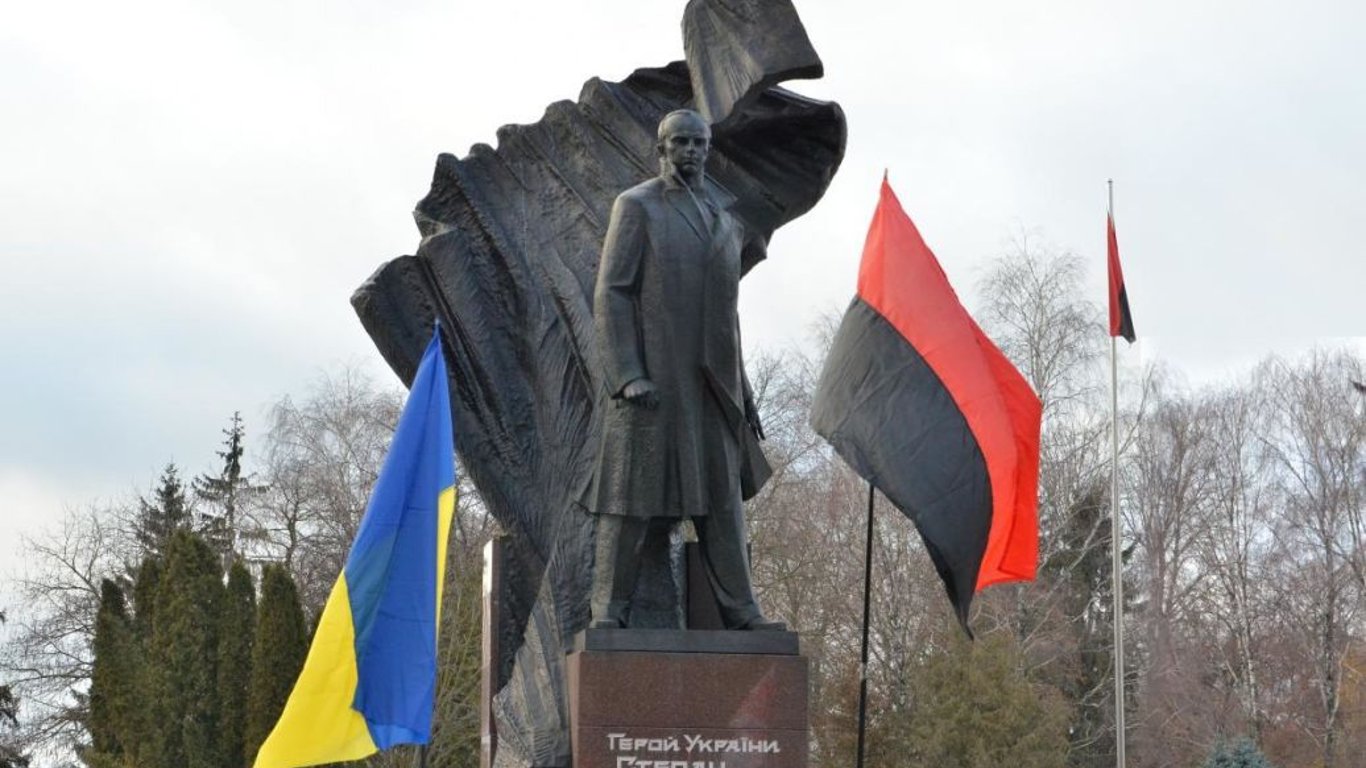 В Тернополе вандалы осквернили памятник Бандере - подробности