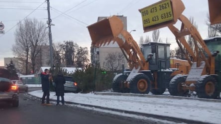 На Борщагівці легковик влетів у ялинковий базар. Фото - 285x160