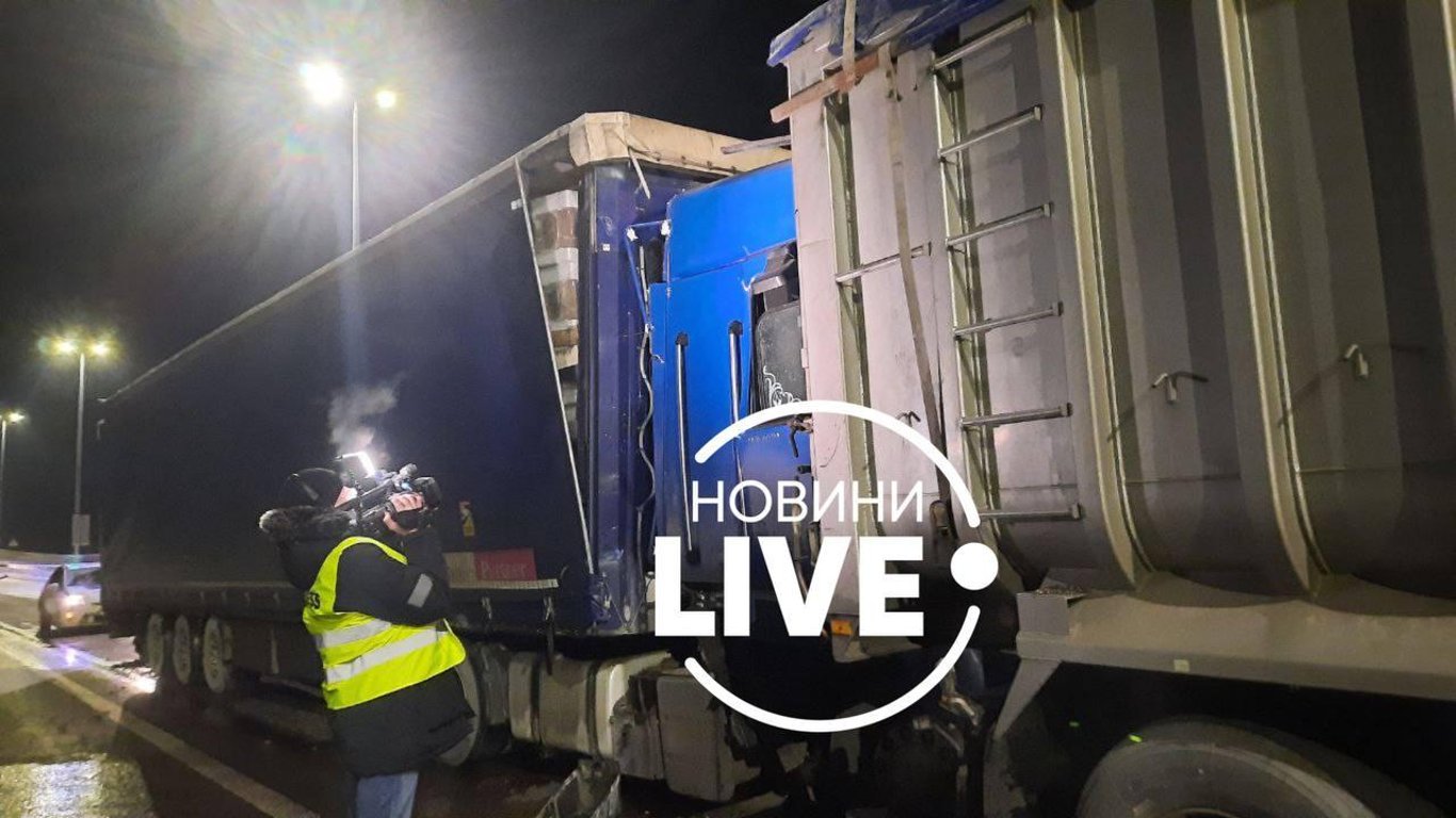 ДТП у Київській області-зіткнулося 2 вантажівки-подробиці аварії