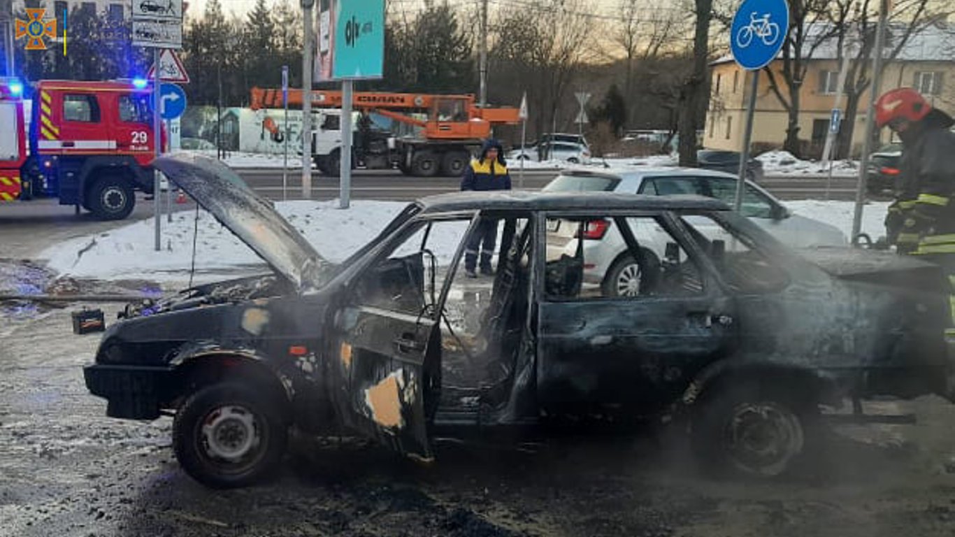 У Львові згорів атомобіль ВАЗ - фото, подробиці