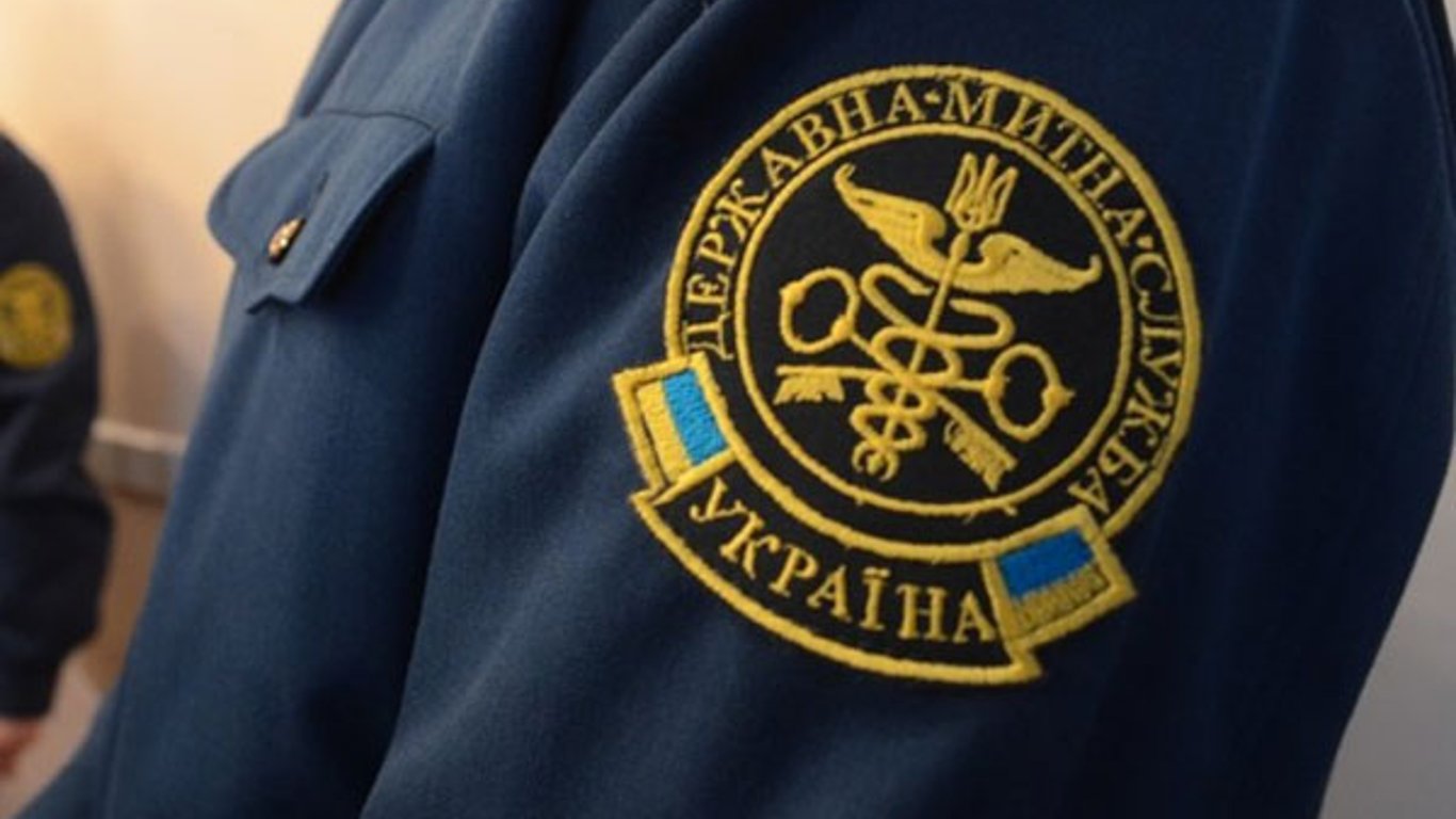 Взяточничество на Одесской таможне — работник брал деньги за растаможку машин