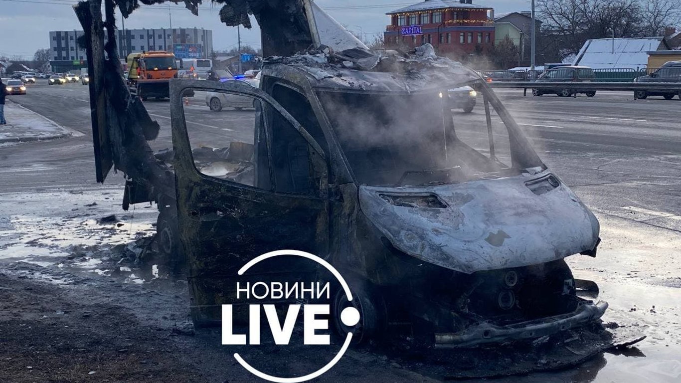 Пожар в Киеве - грузовик вспыхнул возле АЗС - видео