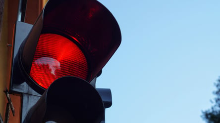 Светит только красным: в Харькове развалился светофор на одной из улиц. Фото - 285x160