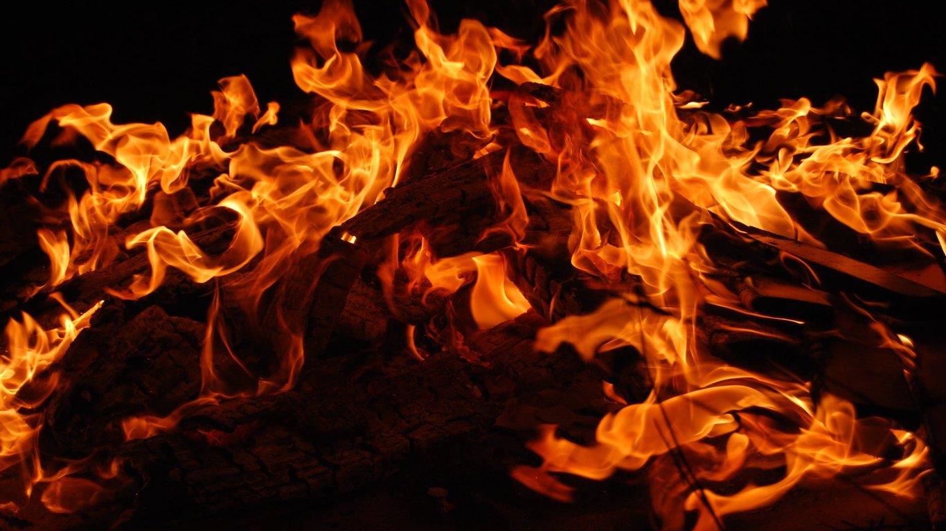 Пожар в Одессе 22 декабря-горит пиротехнический магазин