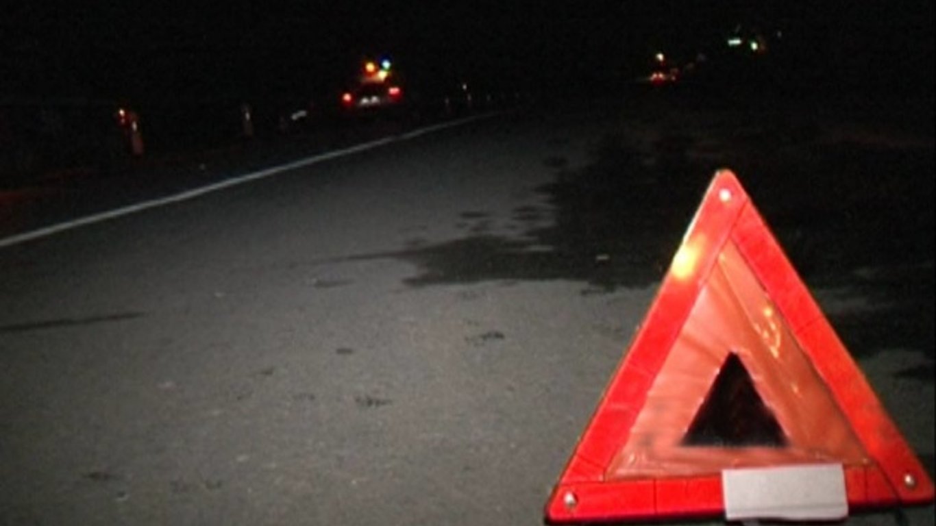 ДТП на Броварському проспекті - водія намагаються врятувати з понівеченого авто