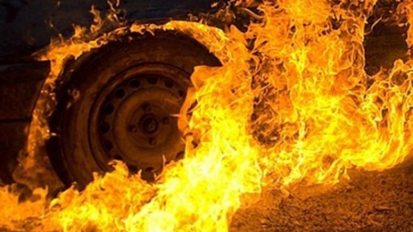 В Харькове ночью загорелась машина