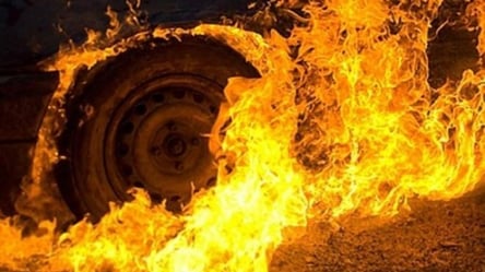 Пожар в Харькове: в спальном районе загорелся автомобиль. Видео - 285x160