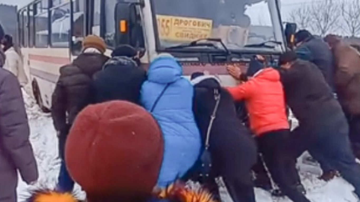 На Львовщине пассажиры толкали автобус, который забуксовал в снегу - фото