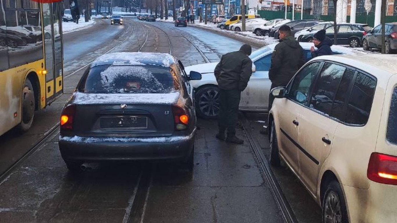 ДТП в Киеве - авария на трамвайных путях перекрыло движение общественного транспорта