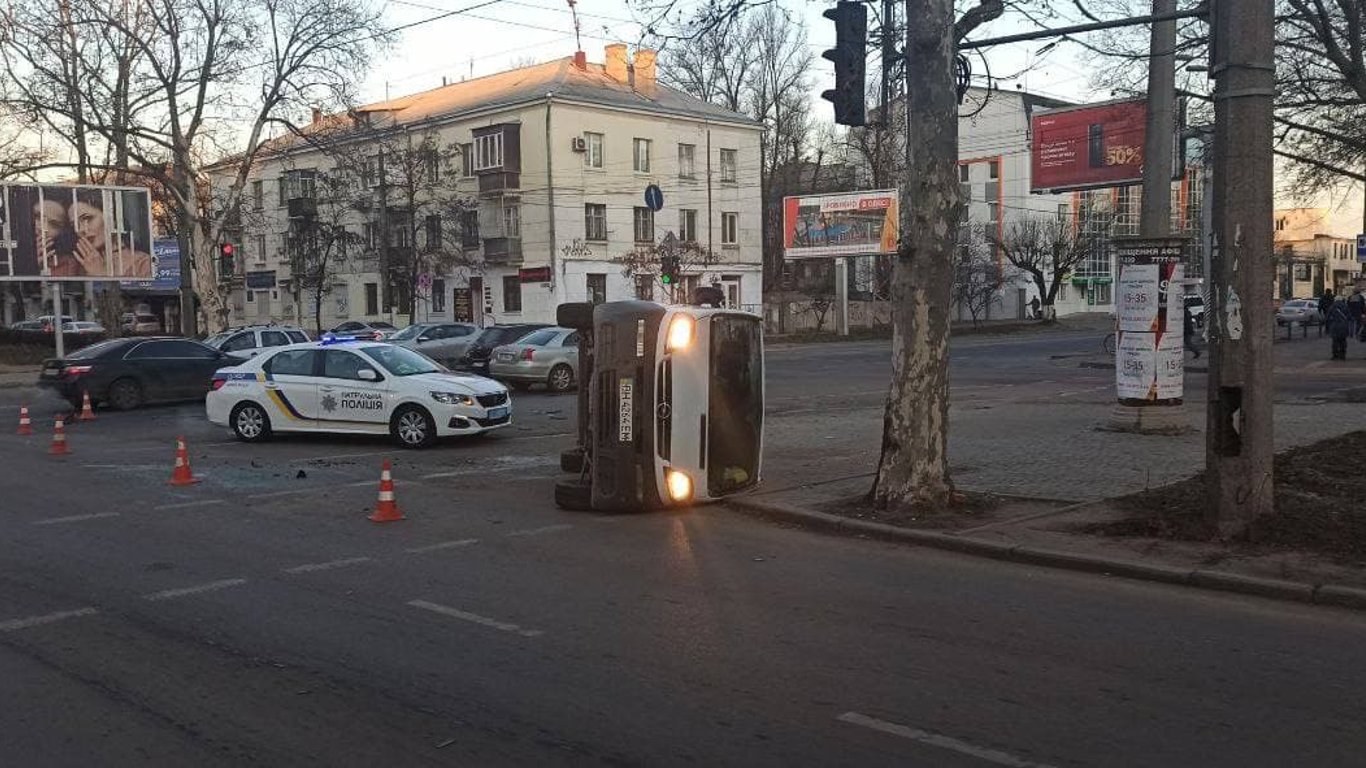 В Одессе произошло ДТП на Адмиральском проспекте-движение затруднено