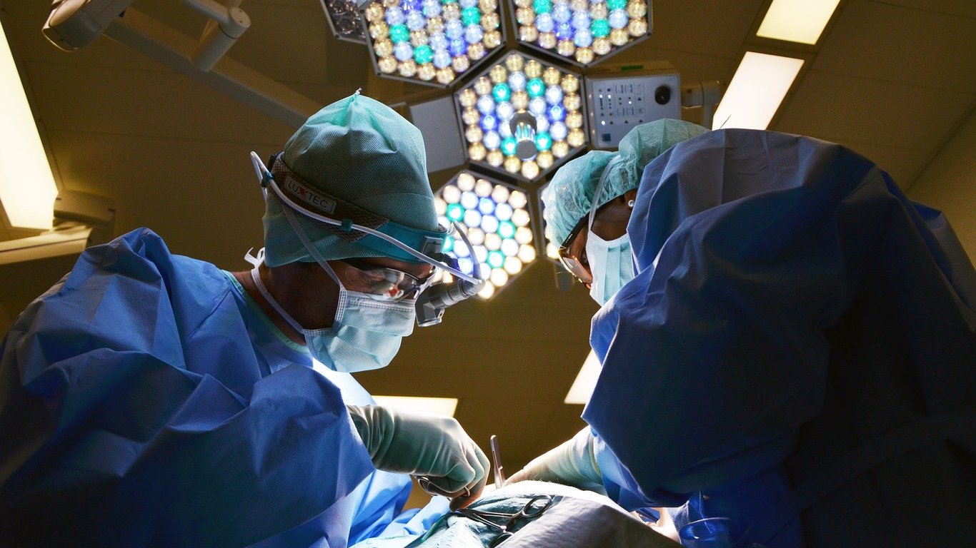 У Рівному медики провели унікальну операцію на хребті - врятували від інвалідного візка