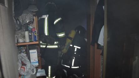 В Одесі загорілася квартира на шостому поверсі висотки: евакуювали 10 осіб. Фото - 285x160