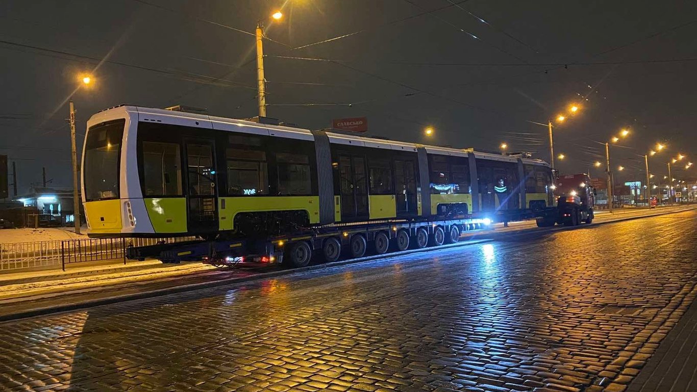 До Львова прибув ще один новенький п'ятисекційний трамвай -фото