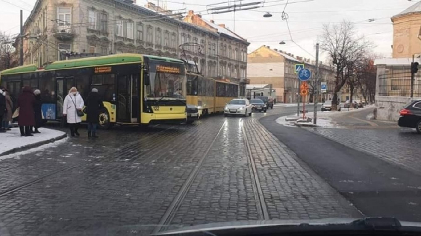 Вулиця Бандери у Львові - після реконструкції там не може розминутися транспорт