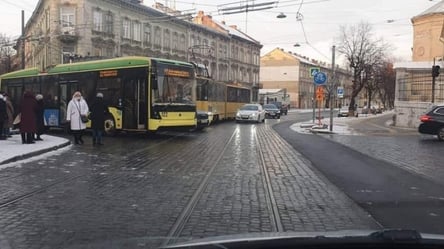 У Львові на щойно відремонтованій вулиці Бандери не можуть розминутися трамваї: в чому причина - 285x160