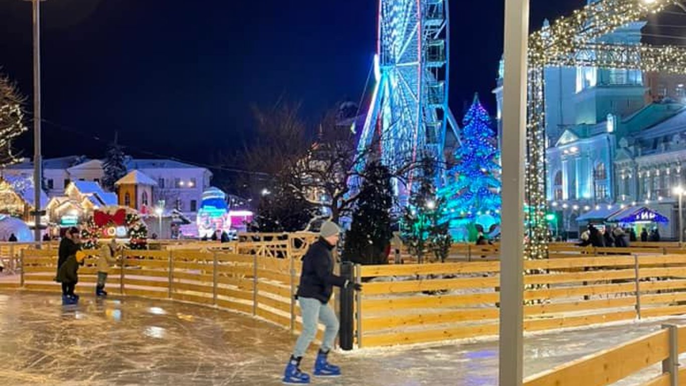 Новый год в Киеве - на Подоле открыли каток за 300 гривен - качество льда отвратительное