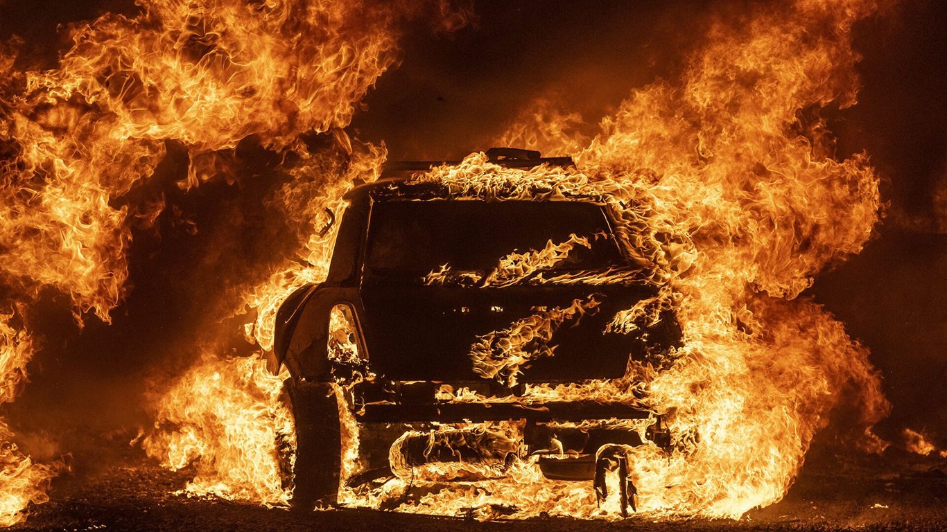 В Одессе вспыхнул автомобиль на парковке - за секунды машину охватило пламя