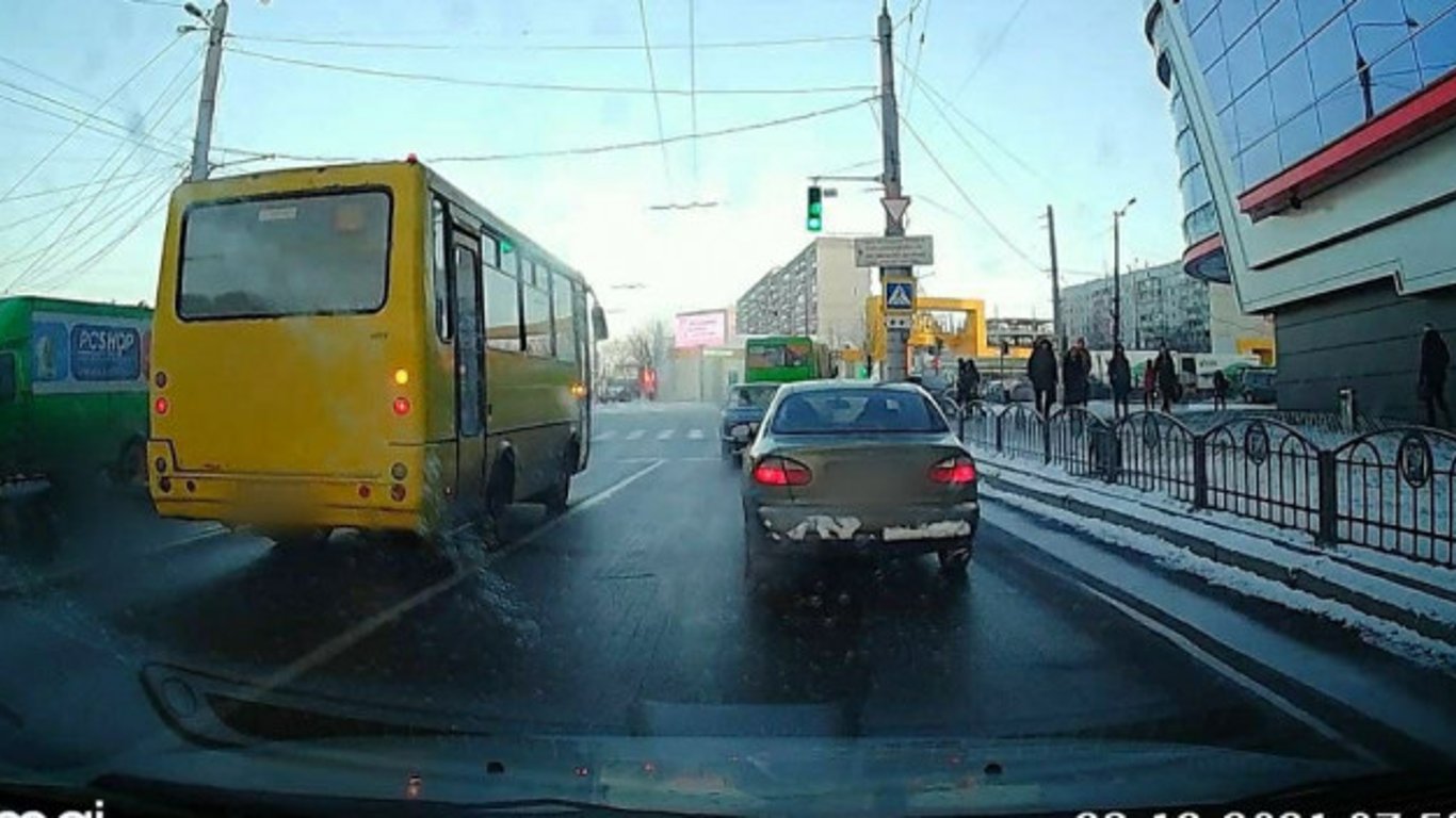 Водитель маршрутки, который нарушил ПДД в Харькове, был наказан
