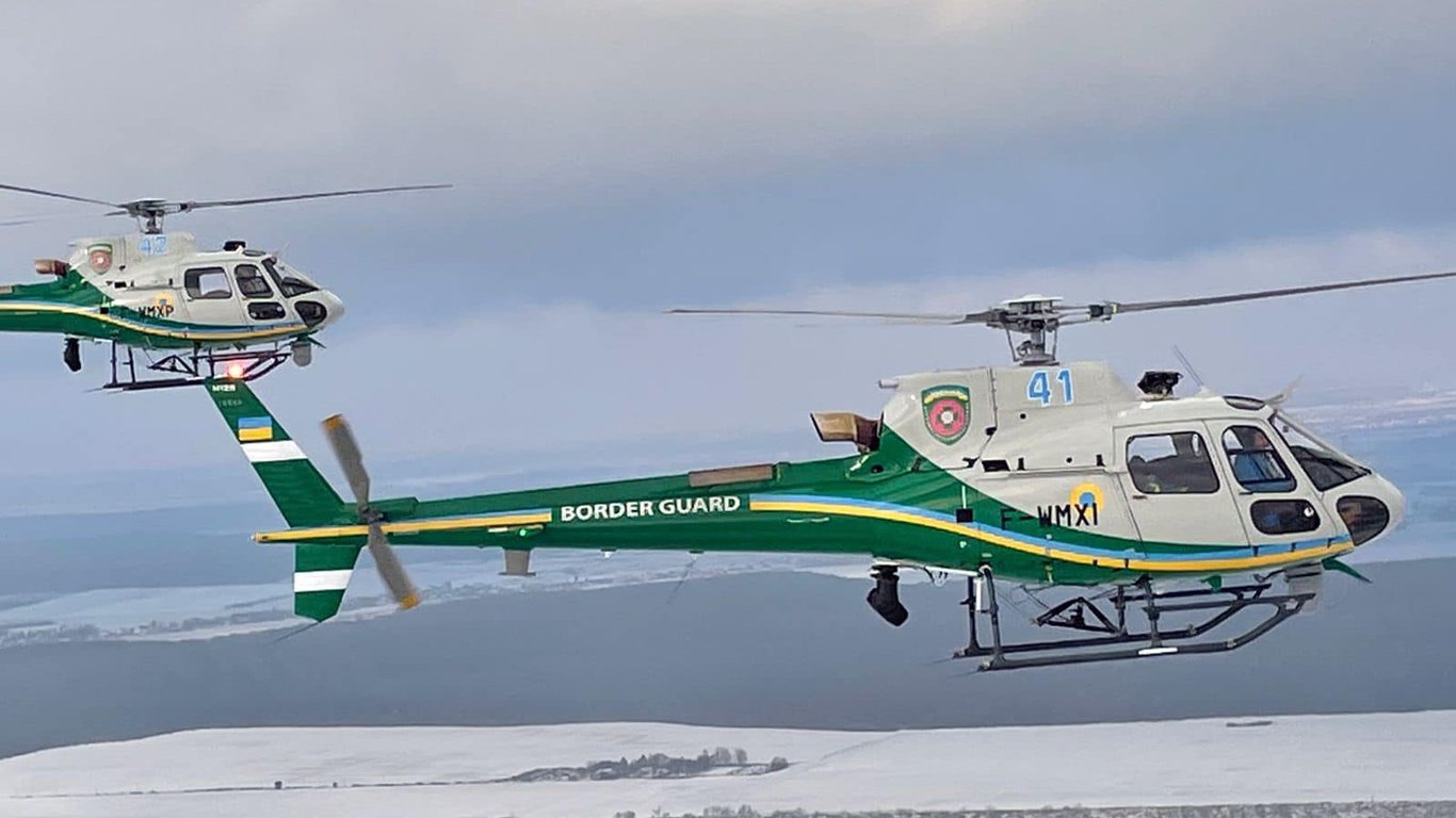 До Львова прибули три гелікоптера для прикордонної служби України - фото