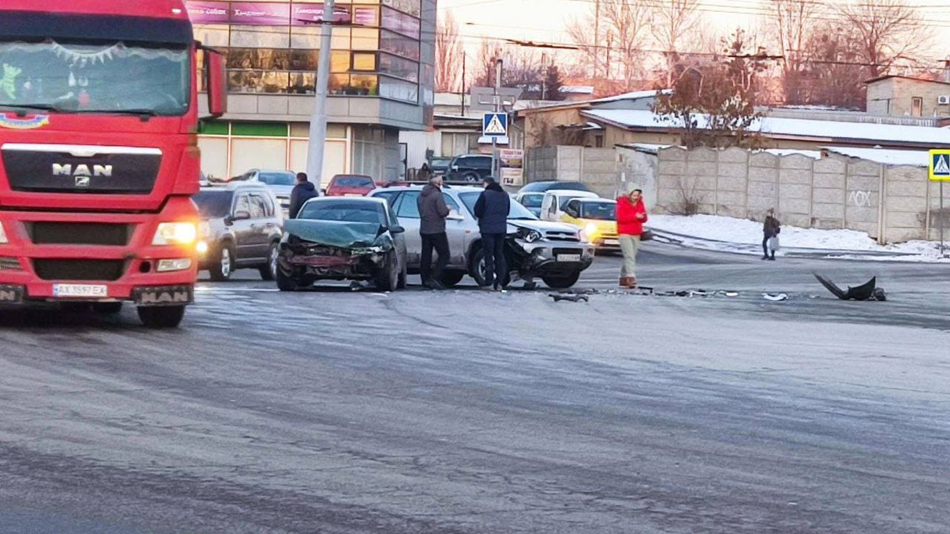 В Харькове ДТП на перекрестке спровоцировала затор