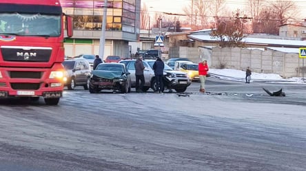 В Харькове ДТП на перекрестке спровоцировало пробку. Кадры - 285x160